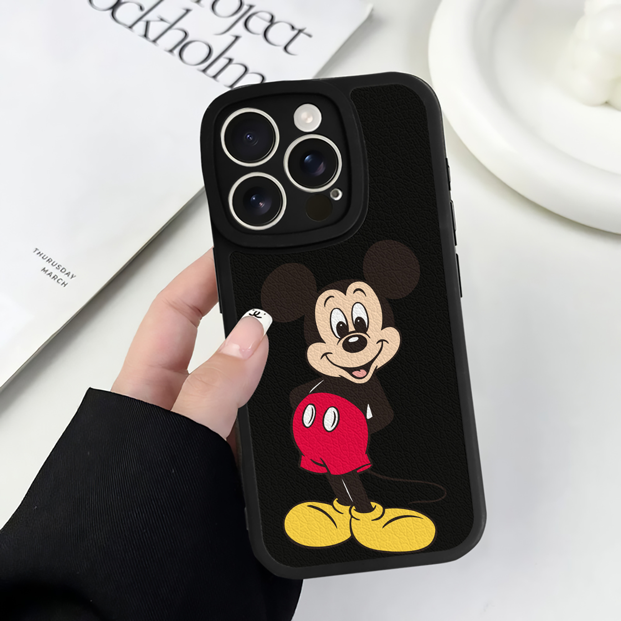 （画像用） ミッキーマウス Mickey Mouse 【iPhone 16シリーズ対応】シリコンスマホケース（レザー調） 材質：シリコン